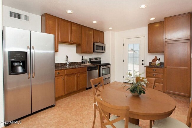 Building Photo - 3228 W Lisbon Ln