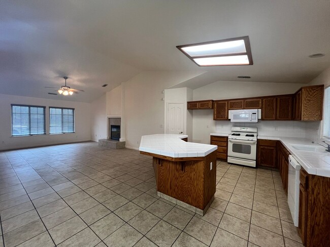 Building Photo - Beautiful West Side Madera Home