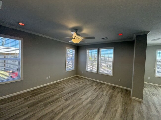 Building Photo - 965 E Orinoco Ave