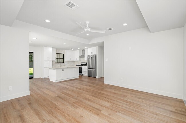 Building Photo - 9606 Pine Lake Dr