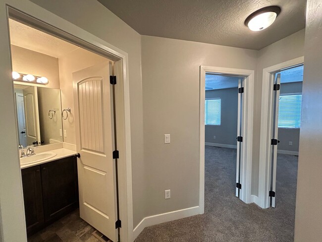 Building Photo - Meadow Crest Home!!!!