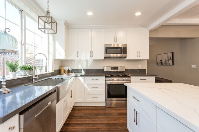Building Photo - Gorgeous Lake Oswego Remodeled Cottage