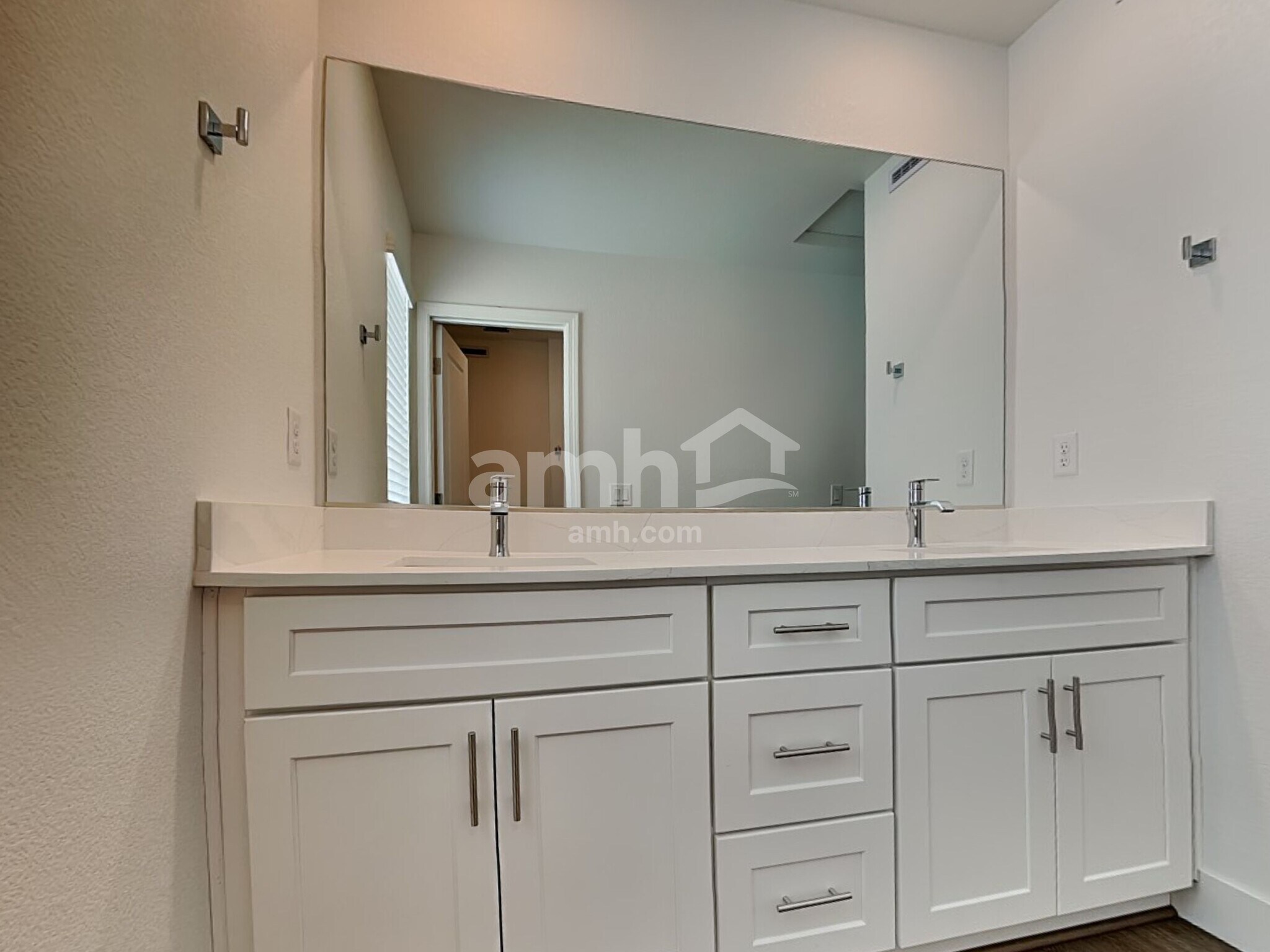 Building Photo - 5848 Vaes Dothrak St
