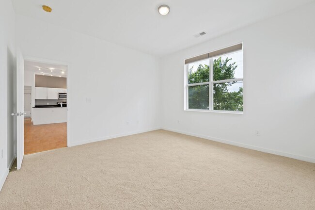 Building Photo - Gorgeous Downtown Durham 2bd/2ba Condo Ava...