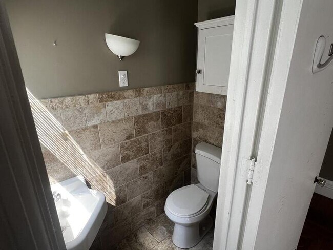 Building Photo - 213 Oxford St