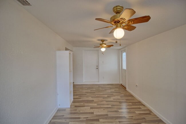 Building Photo - 743 Hummingbird Ln