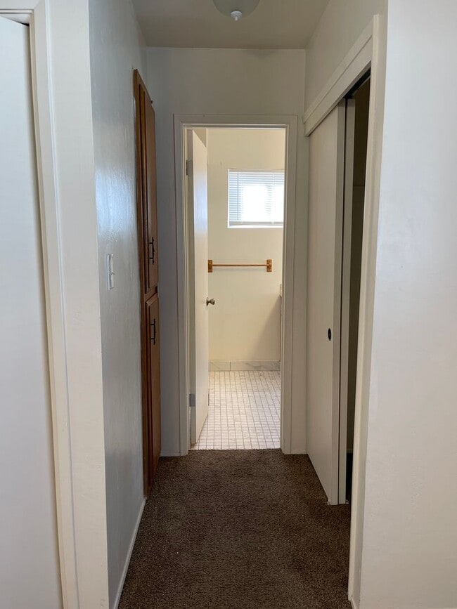 Building Photo - Large 3 Bedroom, 2 Bath Home on NE