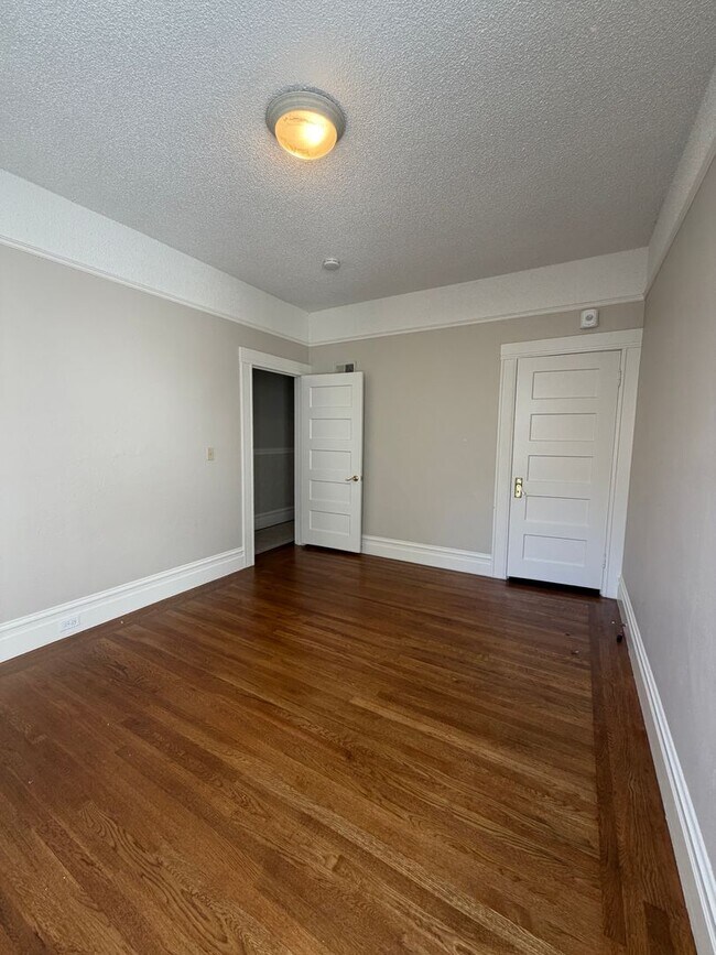 Building Photo - 2649