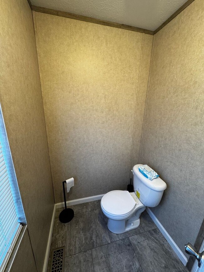 Building Photo - Spacious Four Bedroom Home - Pet Friendly and Horses Allowed!