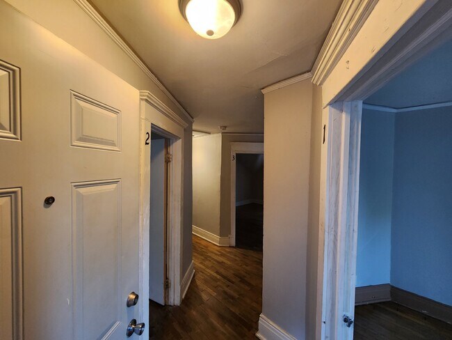 Building Photo - 4 Bedrooms 2 Kitchens & 2 Bathrooms