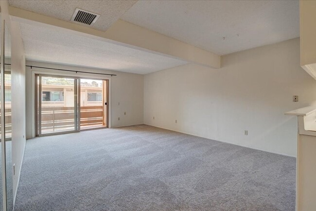 Building Photo - Top-Floor 1 Bed/1 Bath Condo in Point Loma – Resort-Style Amenities!