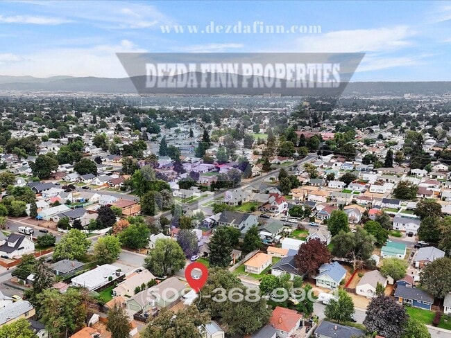 Building Photo - 5 Bed, 2 Bath Home Conveniently Located in...