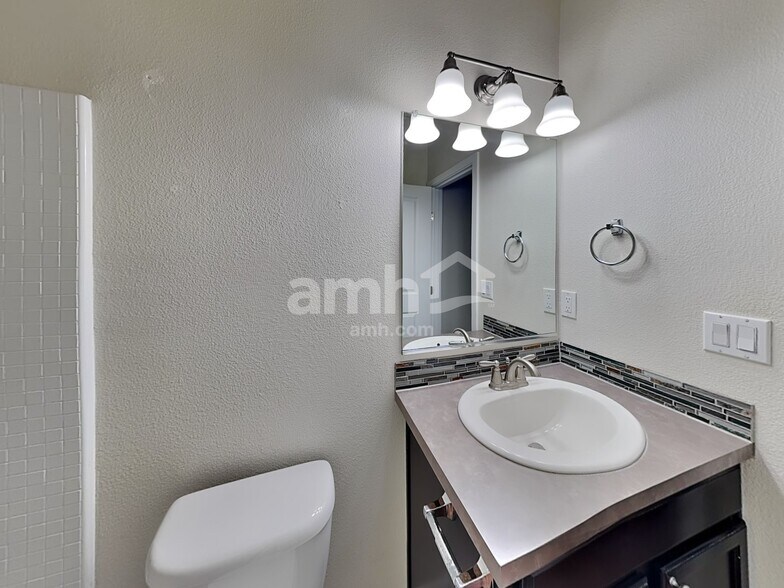 Building Photo - 9128 NE 167th Ct