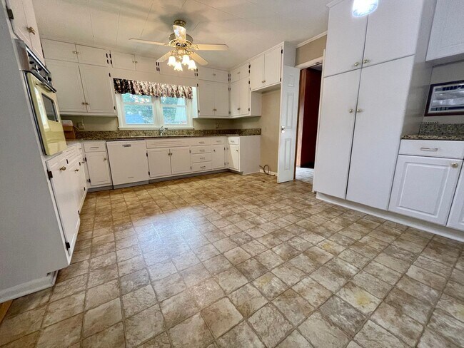 Building Photo - 3 bedroom 2.5 bath in the heart of Athens!...