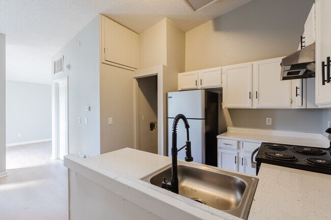 Building Photo - 932 S Dearborn Way