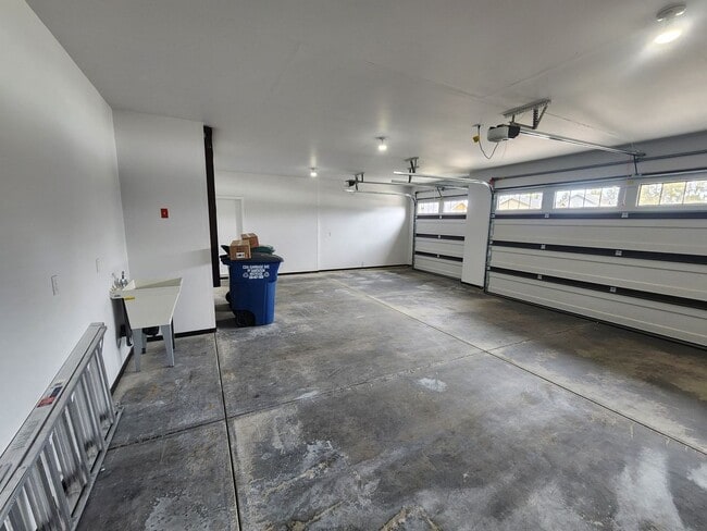 Building Photo - Luxurious Single-Level Rancher in Post Falls