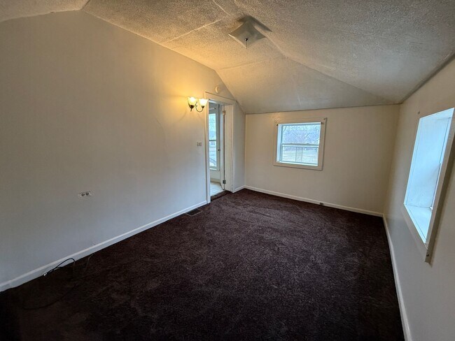 Building Photo - Spacious 3-Bedroom Single-Family Home-Near Hospital- Jackson, MI