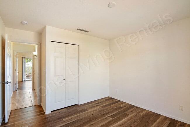 Building Photo - CUL-DE-SAC POOL HOME!