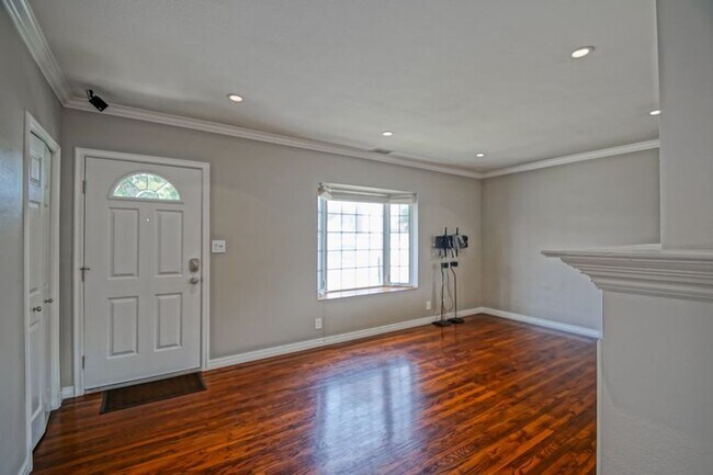 Building Photo - Beautifully Remodeled, Bright & Airy Home w/ Detached Bonus Room w/ Bath & 1-Car Garage, Front Ya...