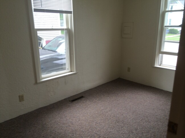 Larger Bedroom - 600 S Washington St