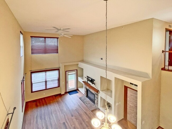 Building Photo - Spectacular SPACIOUS 3 Bedroom Plus Giant ...