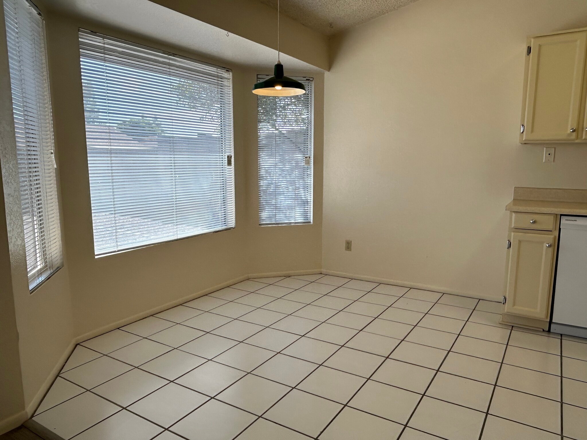 Building Photo - 807 W Nopal Pl