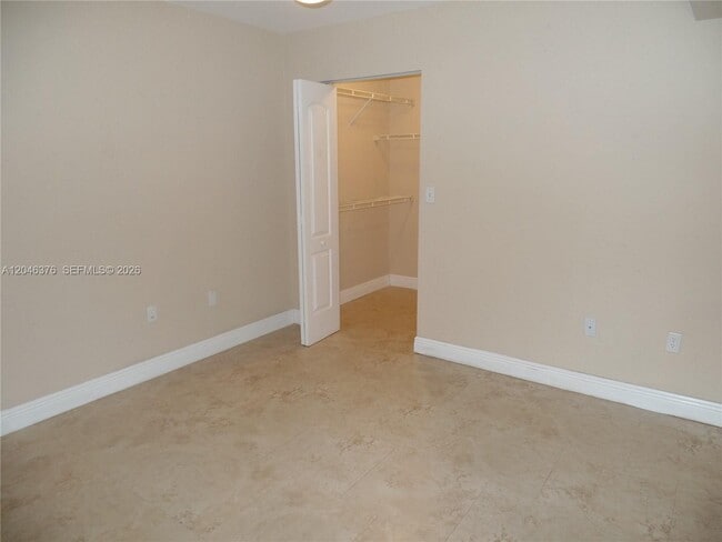 Building Photo - 2811 N Oakland Forest Dr