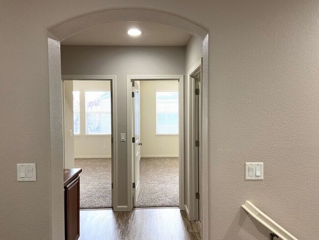 Building Photo - Somersett Reno Home - Walking Trails and t...
