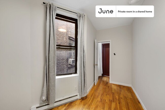 Building Photo - Private bedroom in 3 bed/1 bath Home