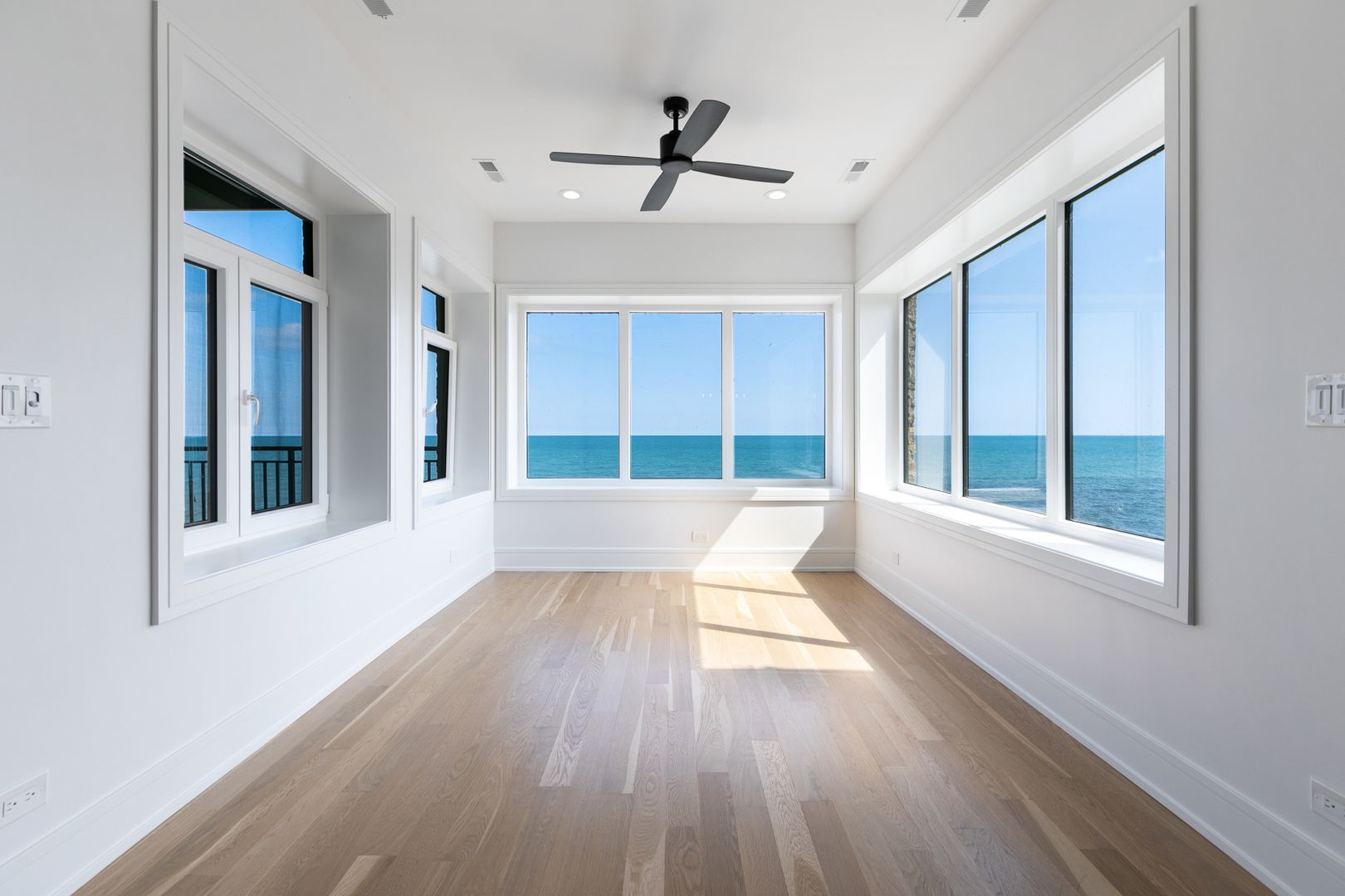 Building Photo - 7729 N Eastlake Ter