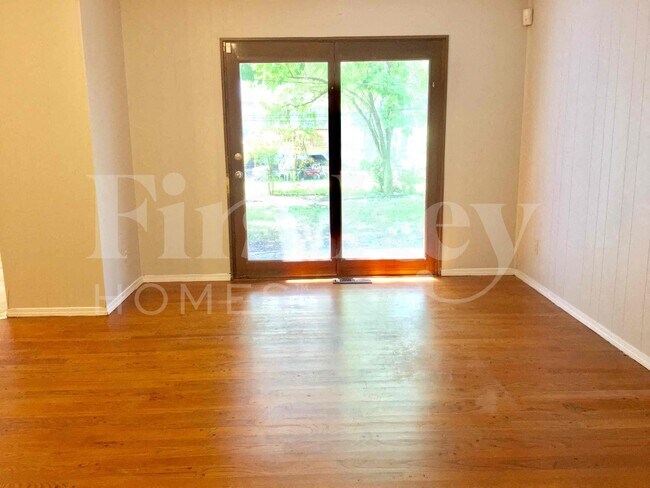Building Photo - 2275 Glenoro Dr