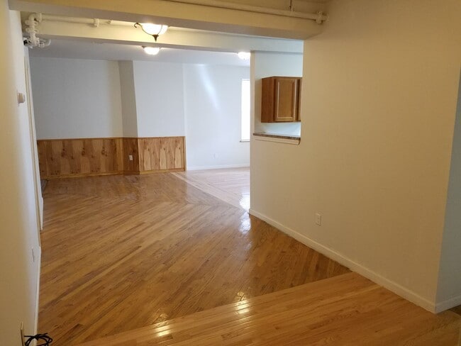 Building Photo - Incredibly Spacious 3 Bedroom / 3 Bathroom...