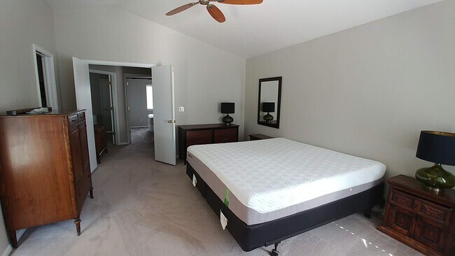 Building Photo - Beautiful 3 Bedroom Home Available in Sept...