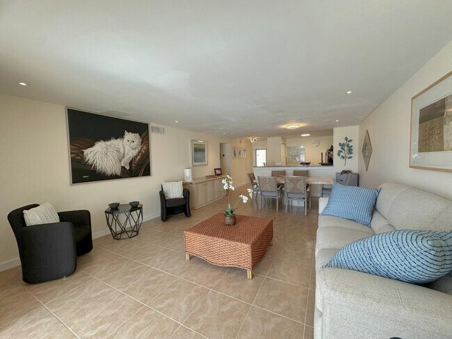 Building Photo - 300 NE 26th Ave