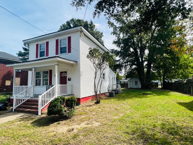 Building Photo - Beautifully Renovated 4bdrm/2bth Home Loca...