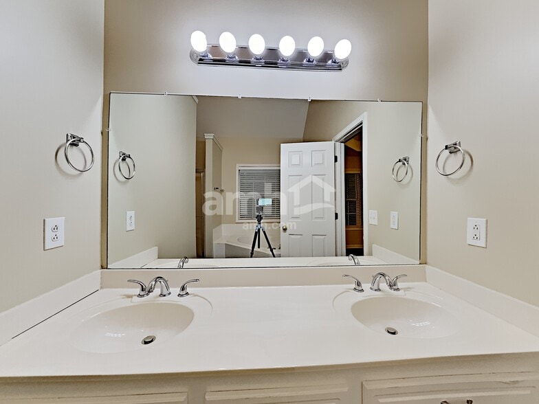 Building Photo - 2046 Township Dr