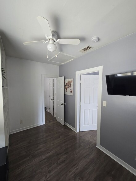 Building Photo - 2115 N Raymond Ave