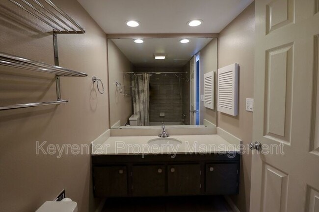 Building Photo - 410 W 7th St