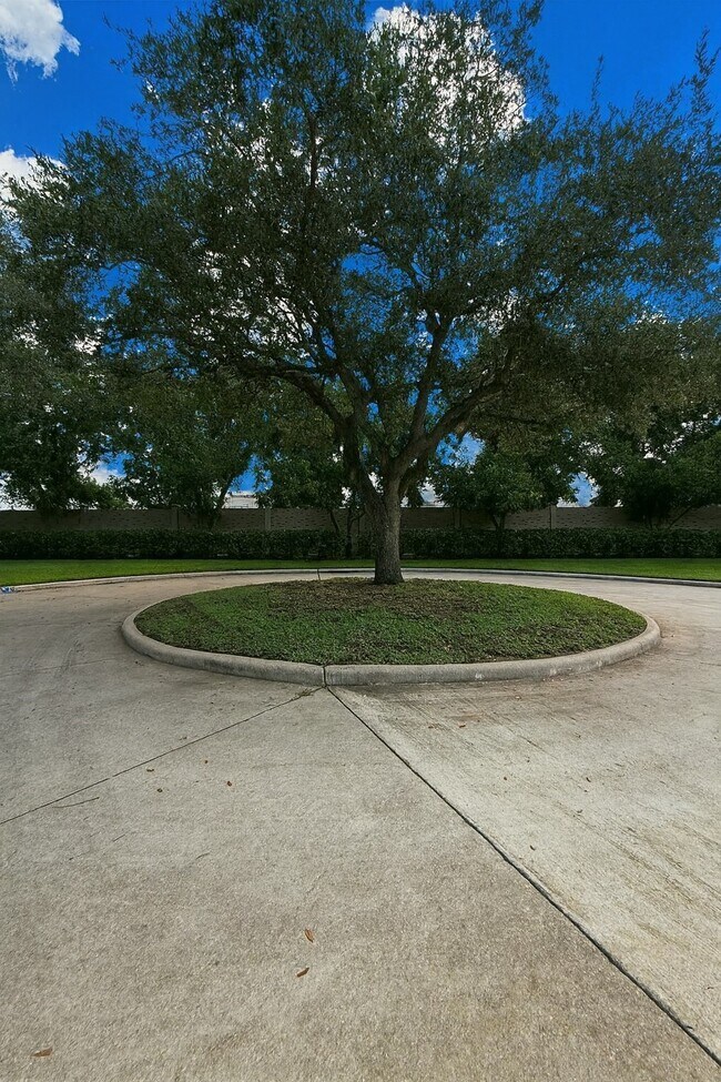 Building Photo - 2406 Lakefield Way