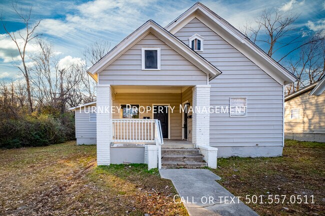 Building Photo - Renovated 3 bed 2 bath duplex! Half off 1s...