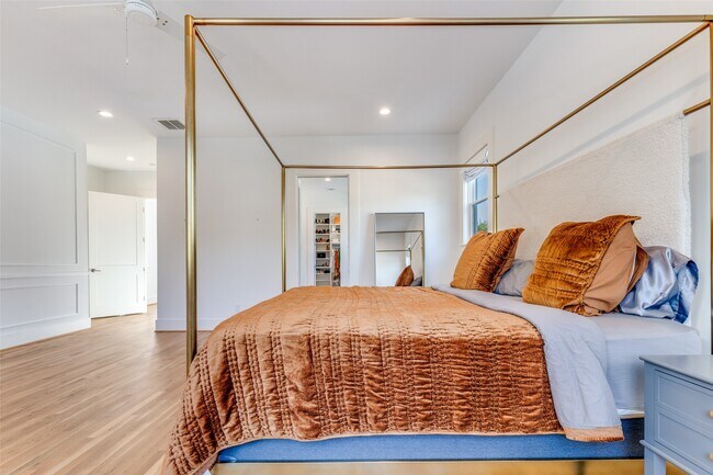 Building Photo - 709 E 13th St