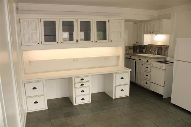 Building Photo - 900 N Austin St