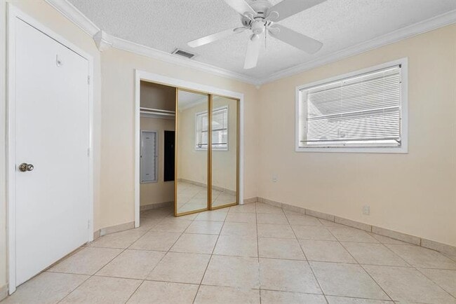 Building Photo - 240 NW 24th Ct