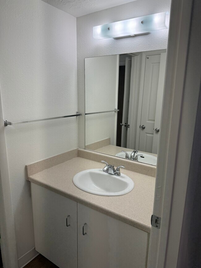 Building Photo - Magnussen Apartments