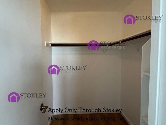 Building Photo - 523 Bustos Pl