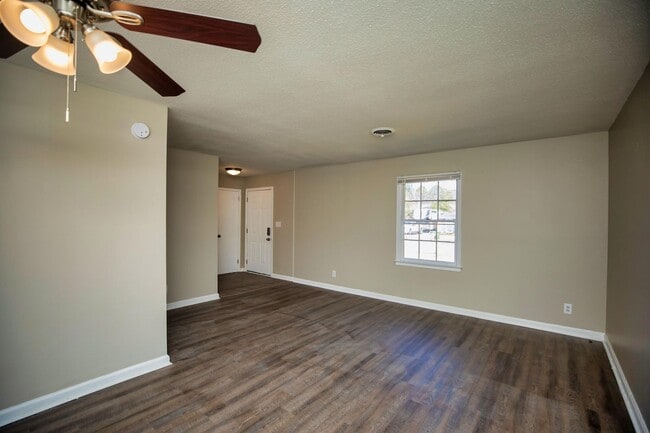 Building Photo - ** 3 bed 2 bath located in Dalraida ** Cal...