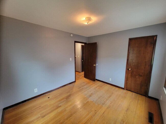 Building Photo - 3 bedroom 1 bath