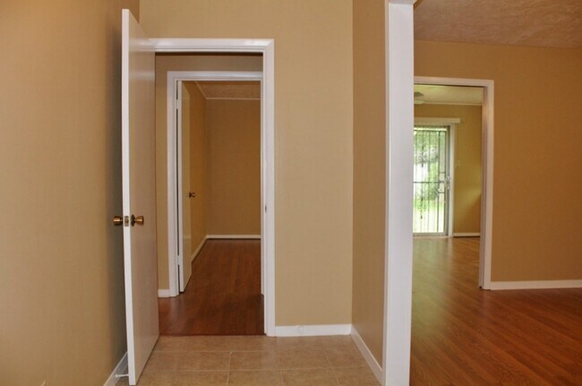 Building Photo - 1585 Auburn Dr