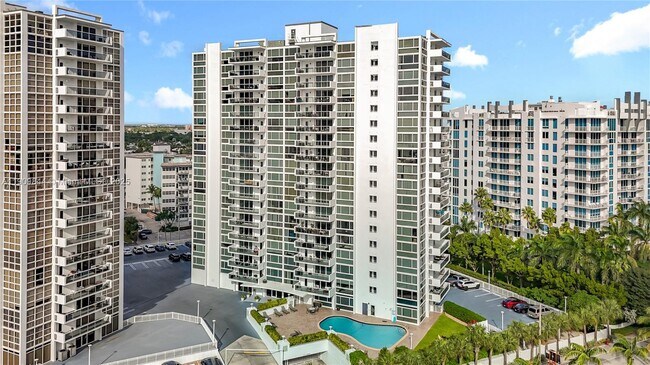 Building Photo - 2715 N Ocean Blvd