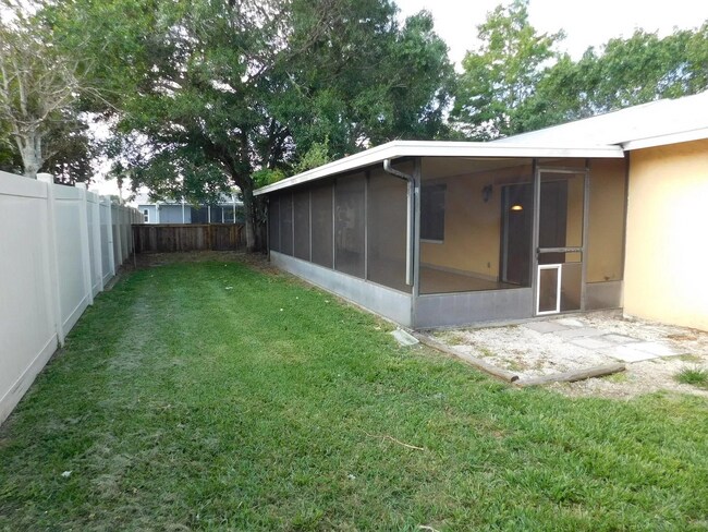 Building Photo - Fantastic 3/2 Home in Sarasota, with Yard ...